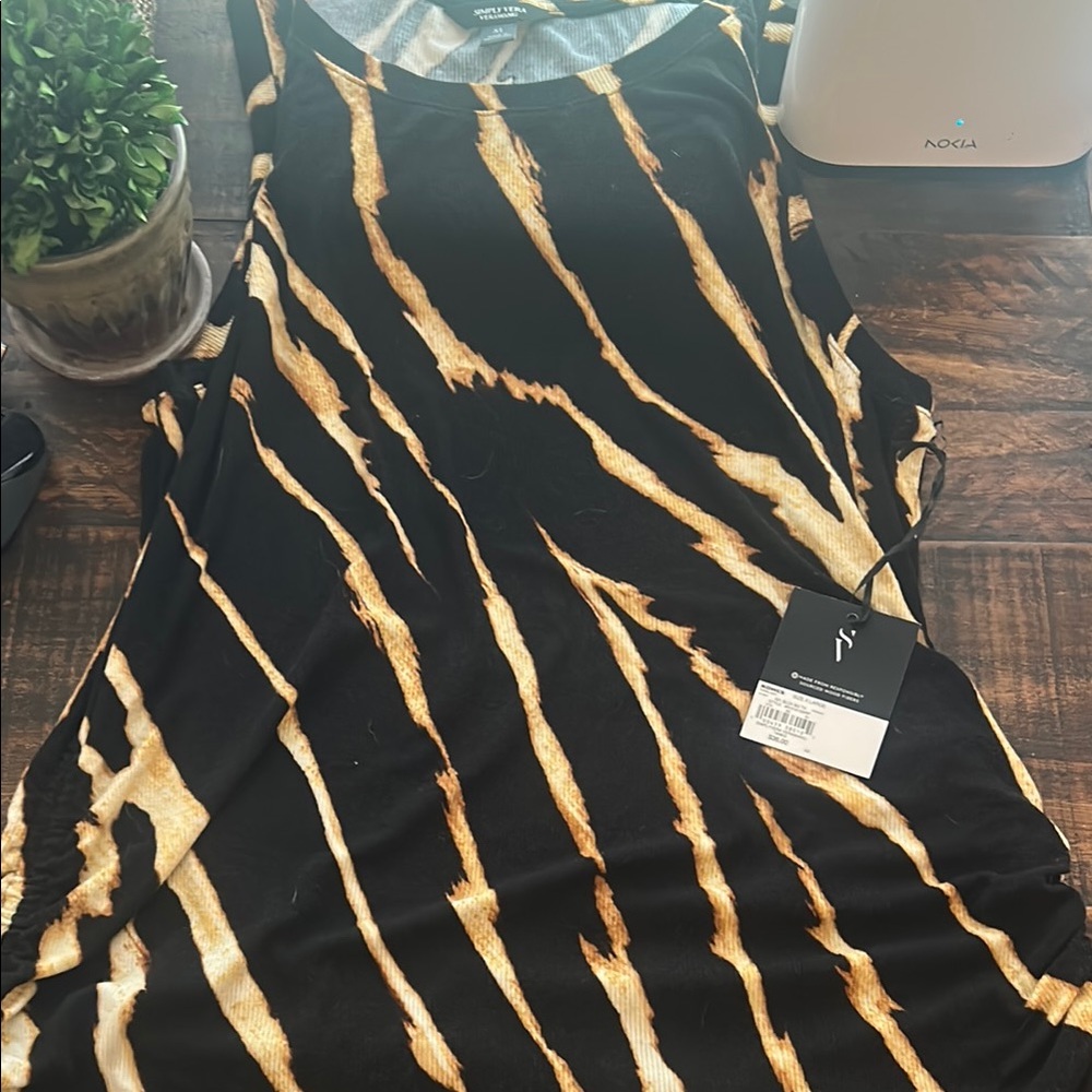 Simply Vera Vera Wang Black and Gold Patterned Top